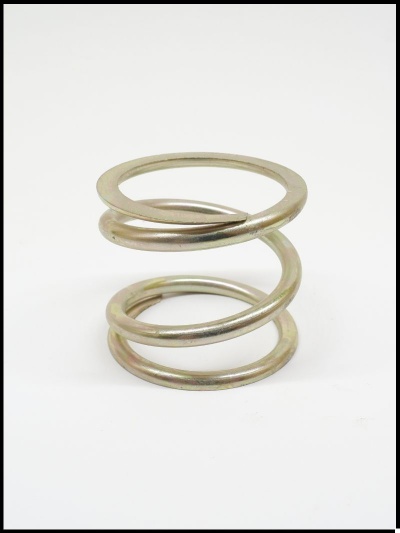 Mola metálica cilíndrica prateada