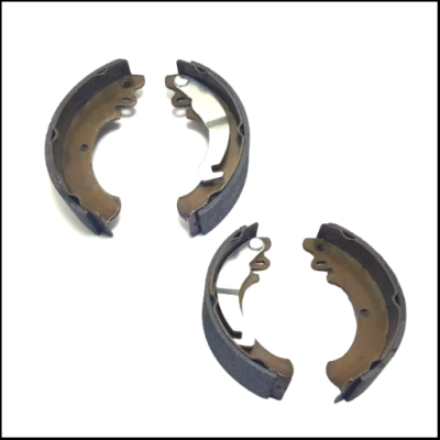 Quatro sapatas de travão automóvel metal e material fricção castanho