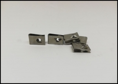 Cinco presilhas metálicas retangulares prateadas com recorte circular em fundo branco.