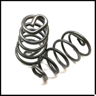 Duas molas metálicas helicoidais cinza escuras sobre fundo branco