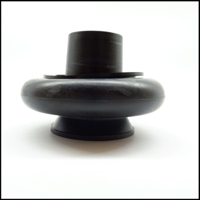 Peça de borracha preta com forma circular e cilindro central