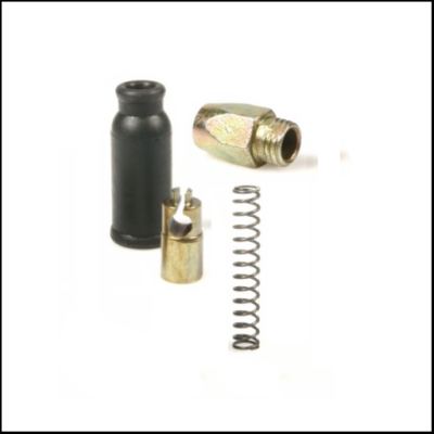 Conjunto de peças metálicas e borracha sobre fundo branco