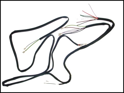 Cabos elétricos pretos com fios coloridos expostos