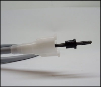 Cabo cinzento com extremidade branca plástica e componente metálico preto e prateado com textura roscada