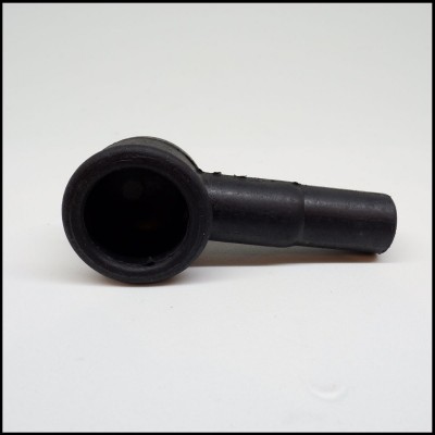 Peça plástica preta tubular sobre fundo branco