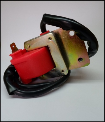 Bobina elétrica vermelha com suporte metálico dourado e cabo preto