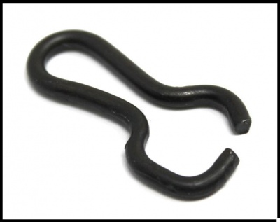 Gancho metálico preto curvado sobre fundo branco