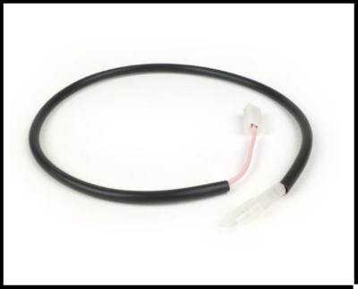 Cabo elétrico preto com conectores brancos em fundo branco