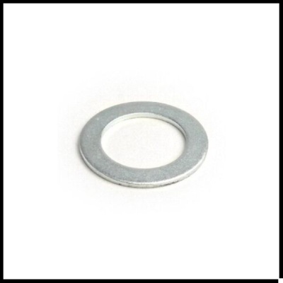 Anel metálico circular prateado sobre fundo branco