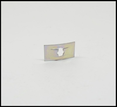 Peça metálica pequena retangular com recorte central