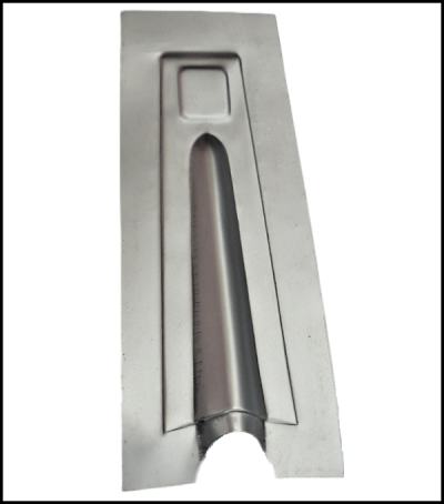 Chapa metálica cinzenta com peça tubular moldada