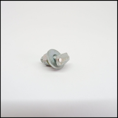 Parafuso metálico prateado com arruela sobre fundo branco