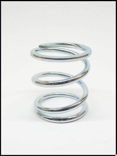 Mola metálica helicoidal prateada sobre fundo branco