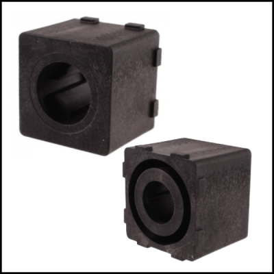 Duas peças quadradas pretas de plástico com orifícios circulares no centro