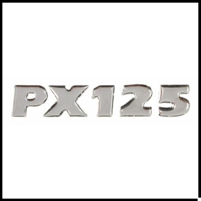 Emblema cromado PX125 em letras grandes sobre fundo branco.