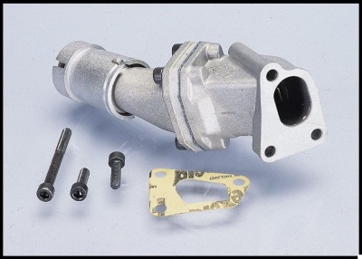 Peça automóvel metálica prateada com parafusos e junta em fundo branco