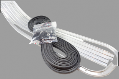 Acessórios para automóvel com vedações de borracha, perfis metálicos e saco plástico com componentes