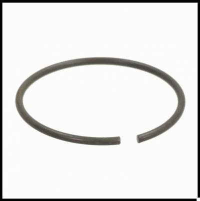 Anel metálico aberto cinza escuro num fundo branco