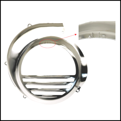 Proteção metálica prateada com grelhas horizontais e texto gravado 