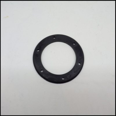 Gaxeta circular preta de borracha com furos em fundo branco