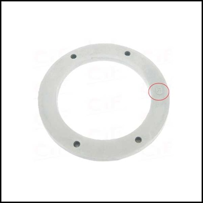 Anel circular metálico cinzento com quatro furos e símbolo gravado