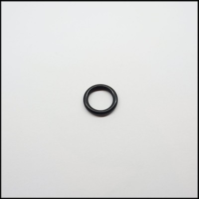 Anel O-ring preto pequeno em fundo branco
