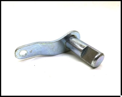 Peça metálica cilíndrica prateada com base curvada e orifício