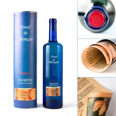 Garrafa de vinho azul com caixa cilíndrica azul