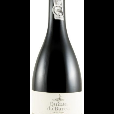 Garrafa preta de vinho espumante com rótulo branco e selo prateado