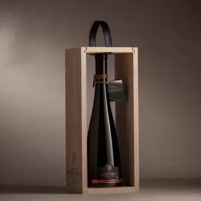 Garrafa de vinho dentro de caixa de madeira clara com alça preta