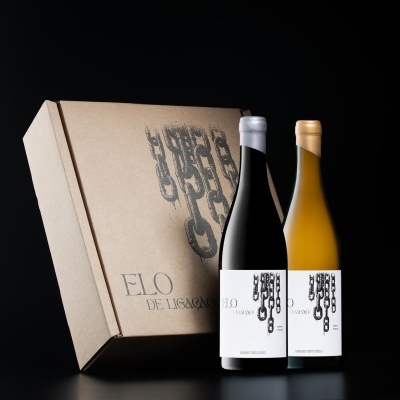 Duas garrafas de vinho com rótulos de correntes pretas e caixa de cartão ELO DE LIGAÇÃO