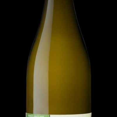 Garrafa de vinho branco do Douro com rótulo verde e branco detalhado
