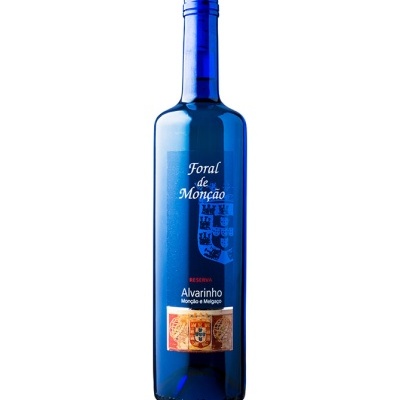 Garrafa de vinho azul com rótulo branco e brasão colorido