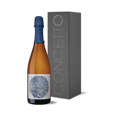 Garrafa de vinho espumante com caixa cinza
