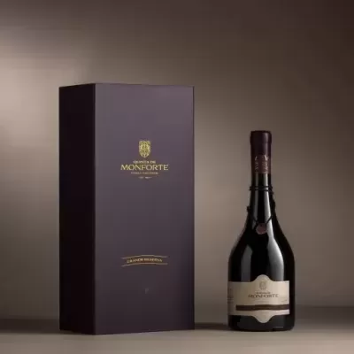 Garrafa de vinho tinto Quinta de Monforte com caixa preta elegante