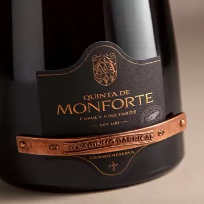 Garrafa de vinho Quinta de Monforte com rótulo preto e placa metálica cobre