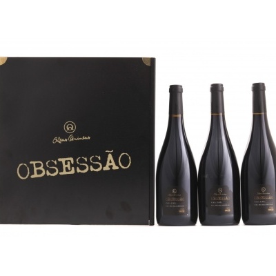 Conjunto de três garrafas de vinho tinto Obsessão e caixa preta