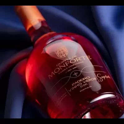 Garrafa de vinho rosé Quinta de Monforte sobre tecido azul