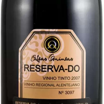 Garrafa de vinho tinto Reserva-Do 2007 com rótulo bege e texto em português