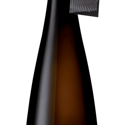 Garrafão de vinho escuro com rótulo preto e detalhes dourados da Quinta de Monforte