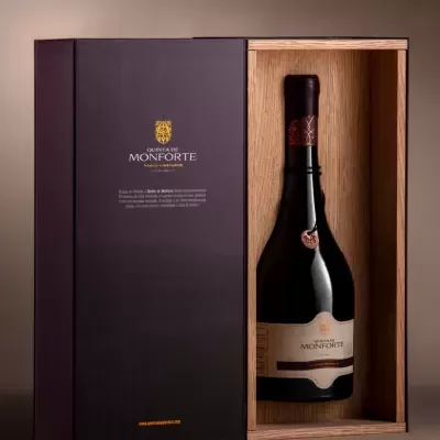 Embalagem vinho Quinta de Monforte com caixa madeira e garrafa escura