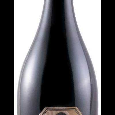 Garrafa de vinho tinto Reserva-Do 2015 com rótulo bege e texto em português