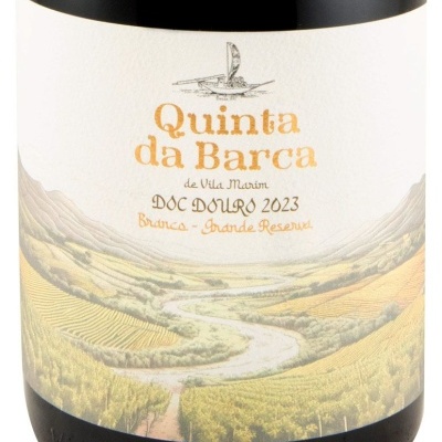 Etiqueta de vinho com nome Quinta da Barca e paisagem de vinhas