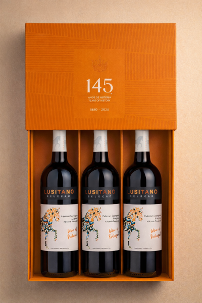 Caixa de vinho Lusitano Seleção com três garrafas em embalagem laranja