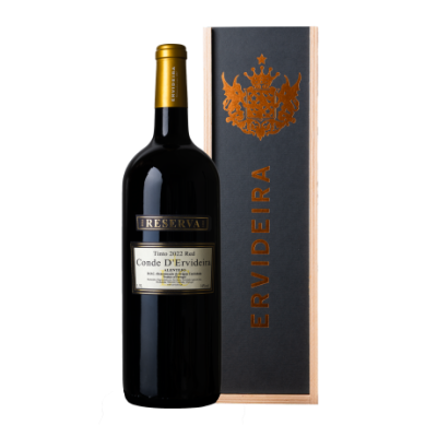 Garrafa de vinho tinto Reserva Conde DErvideira ao lado de caixa de madeira preta com texto ERVIDEIRA