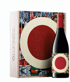 Garrafa de vinho tinto com rótulo circular vermelho e caixa de madeira estampada