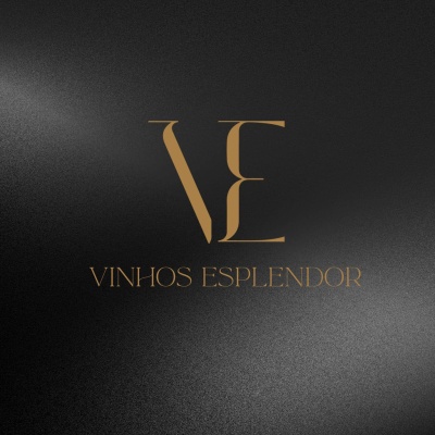 Logotipo dourado VE VINHOS ESPLENDOR sobre fundo preto texturizado