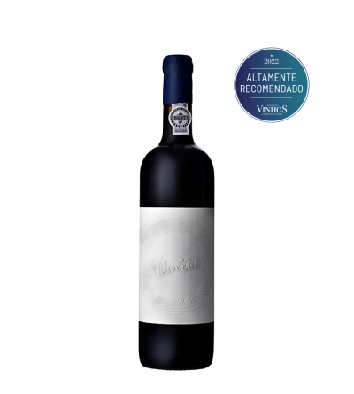 Garrafa de vinho tinto com rótulo branco em relevo e selo azul de recomendação