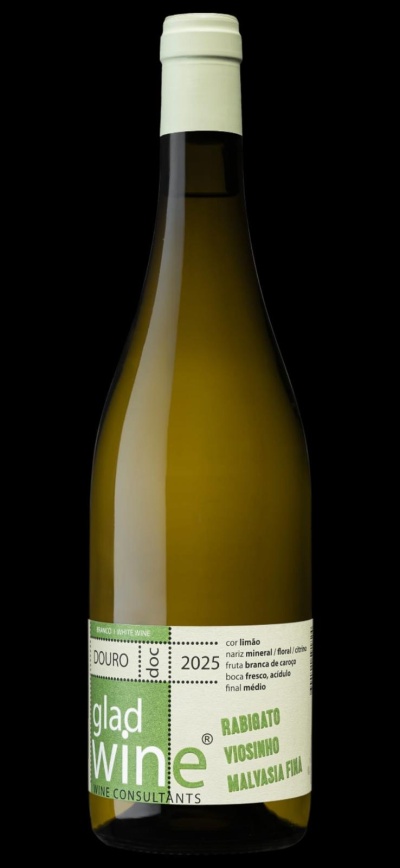 Garrafa de vinho branco do Douro com rótulo verde e branco detalhado