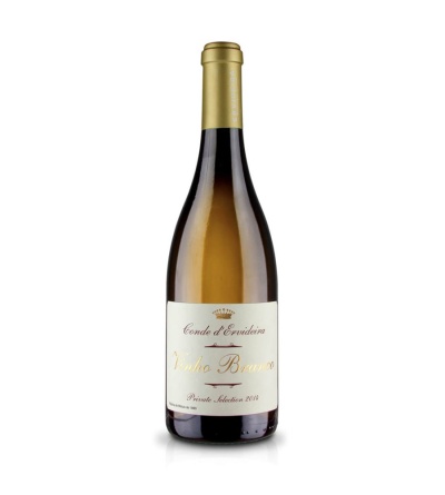 Garrafa de vinho branco Conde dErvideira com rótulo branco e dourado